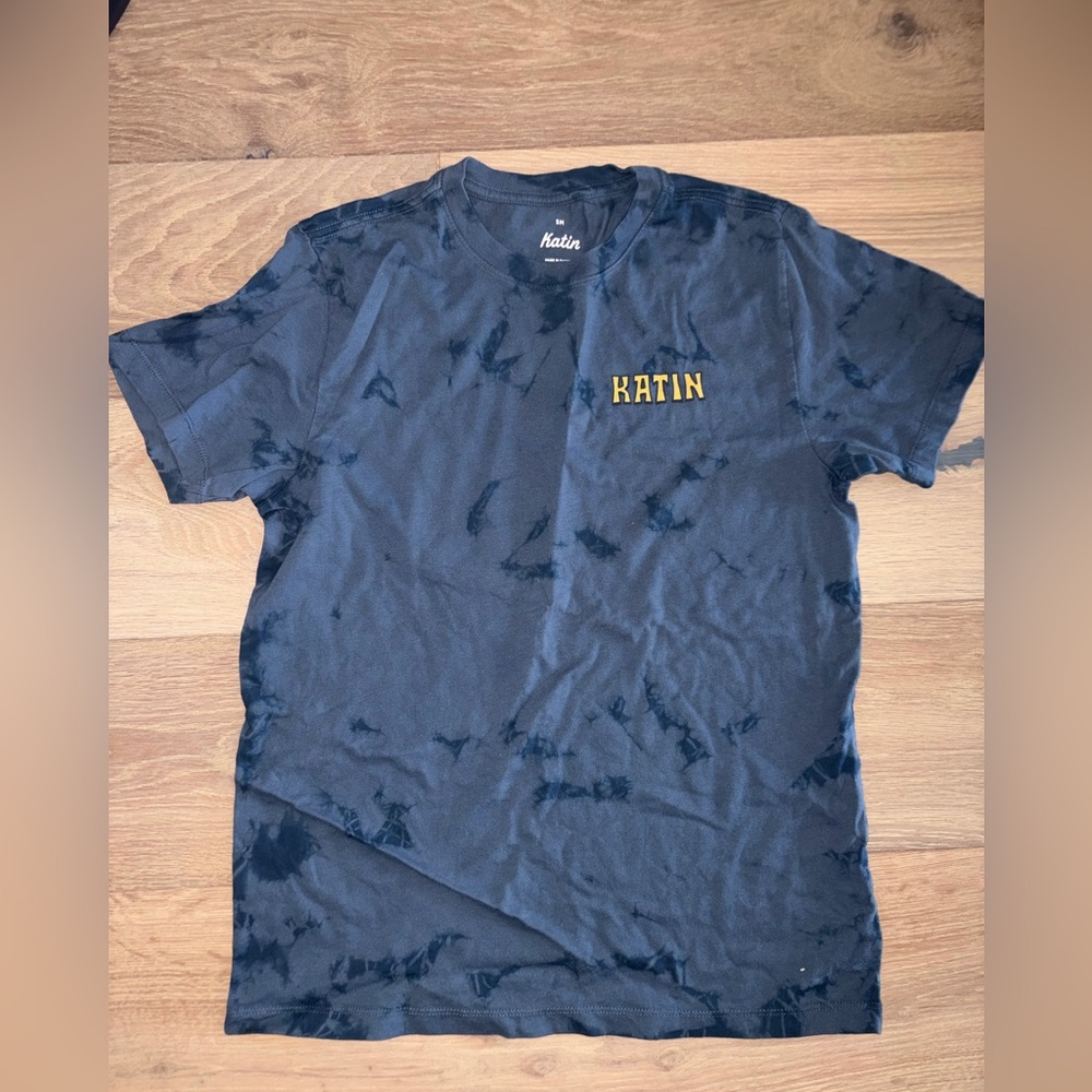 urban outfitter graphic tee katin blue small